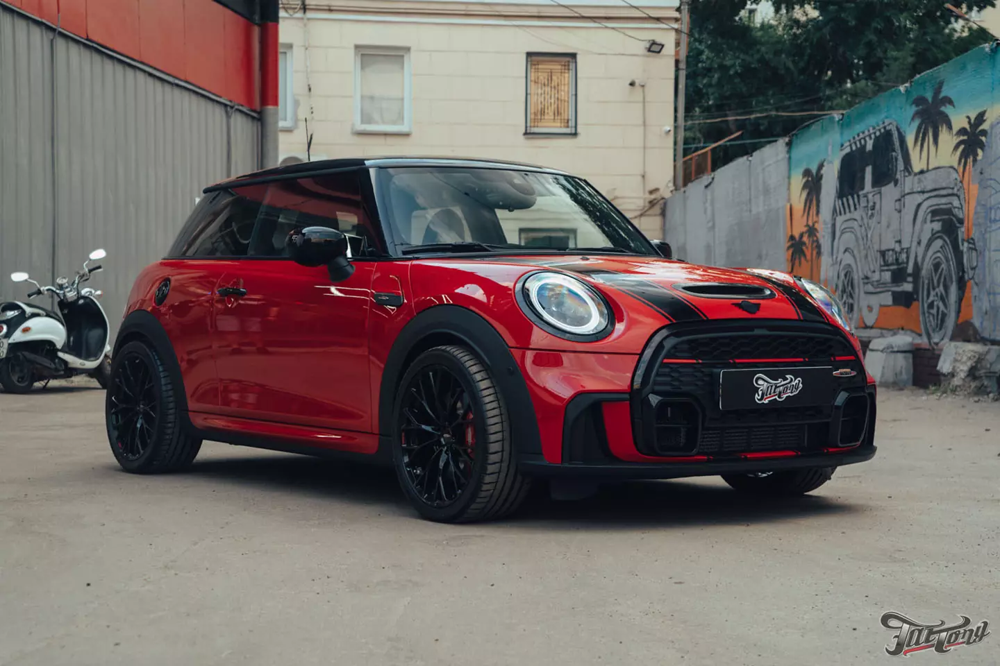 Оклейка Mini John Cooper Works глянцевым полиуретаном, наклейки на кузов, комплексная шумоизоляция, установка новых дисков, керамика дисков и суппортов